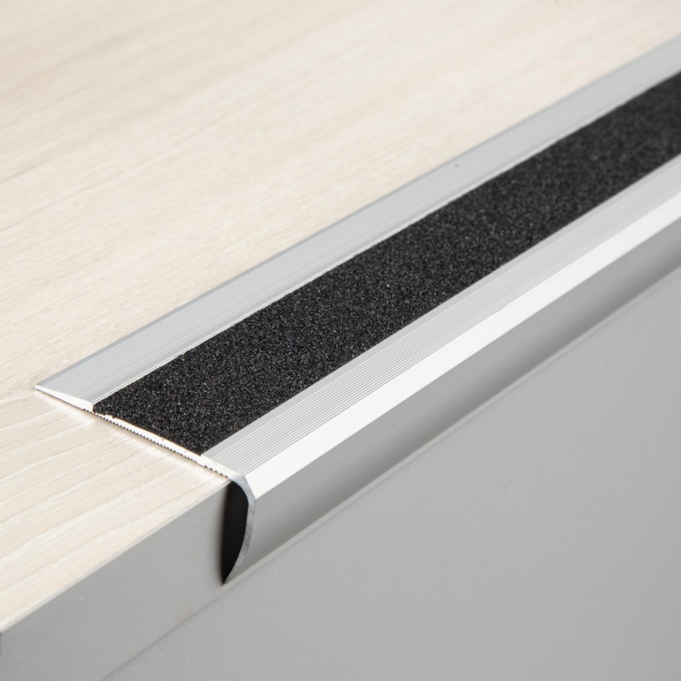 Профиль противоскользящий 50мм х 25мм х 1000мм (угол, алюм) черный